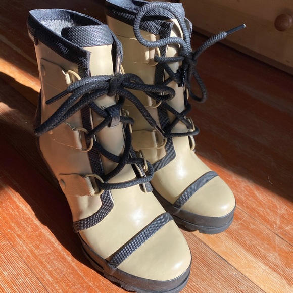 Sorel Beige and Black Winter Boots - Picture 5 of 10